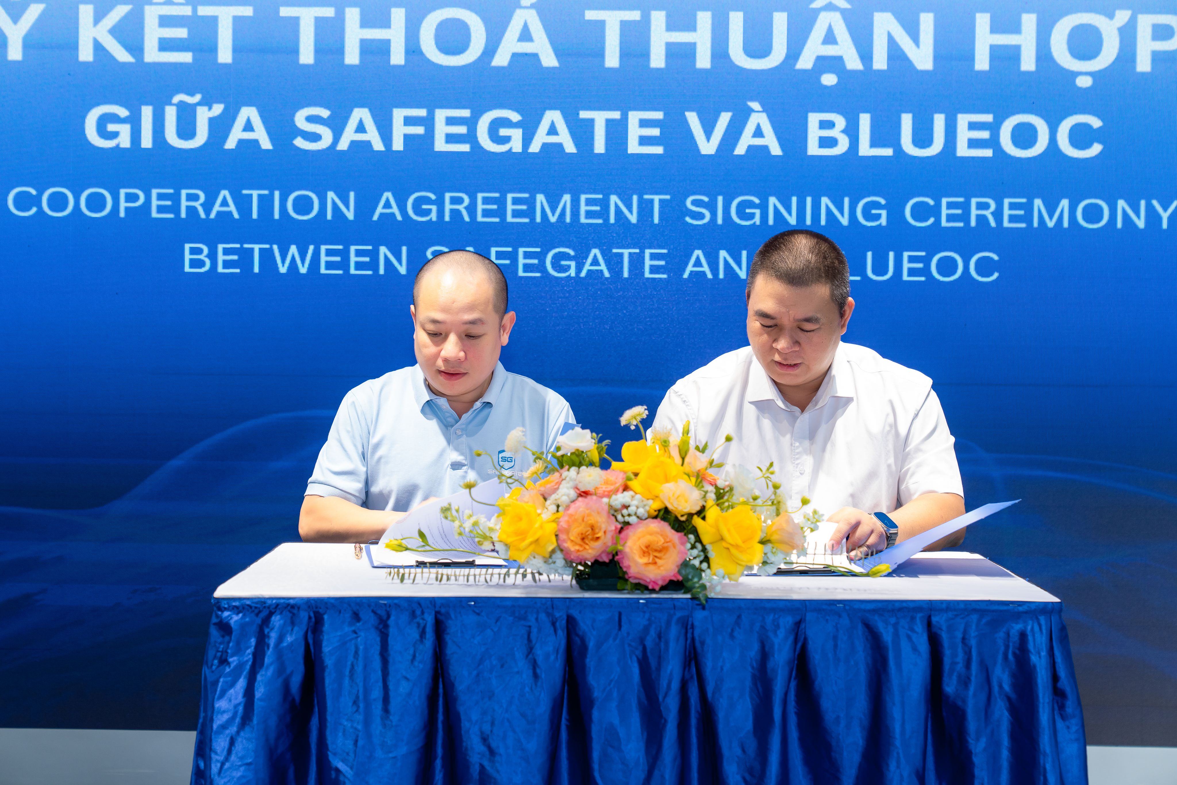 Mr. Thang, CTO SafeGate SCS and Mr. Thu Mai CTO BlueOC signed MOU.jpg